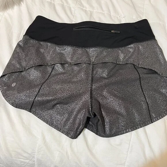 Lululemon luminosity foil print black silver metallic  Shorts, size 8 - Picture 9 of 13